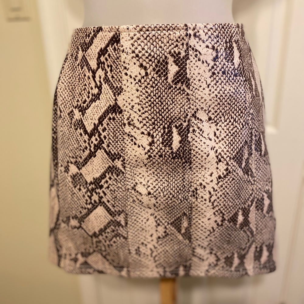 NWOT Le Lis Collection - Lovely brown & cream faux snake skin mini skirt, S